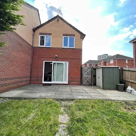 3 Bedroom House With Parking Manchester Exterior photo